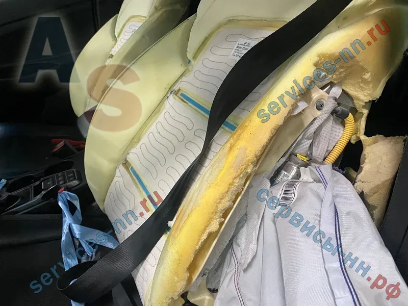 Выстрелившая подушка безопасности в сидении